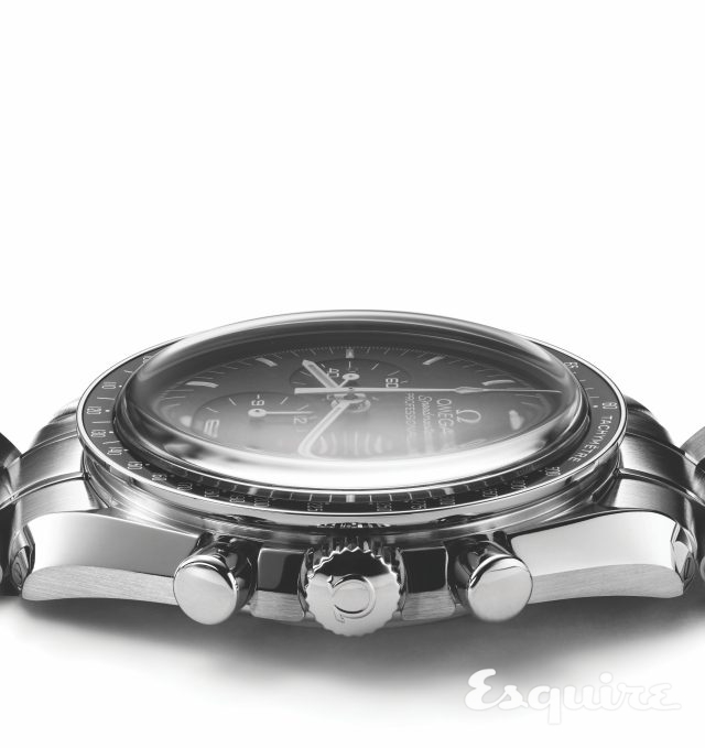 볼록 튀어나온 헤살라이트 글라스. 오메가 스피드마스터 문 워치의 표식. 아주 약간 누런빛이 도는데, 사실 사파이어 크리스털 글라스와 비교하지 않으면 알아채기도 쉽지 않다.