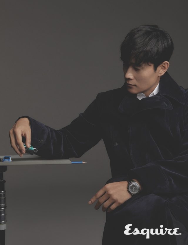 44mm 티타늄 케이스에 24개 세계 주요 도시의 시간을 동시에 표기하는 여행자를 위한 시계, 폴라리스 크로노그래프 월드 타임 예거 르쿨트르. 트렌치코트 조르지오 아르마니. 셔츠 톰 포드.