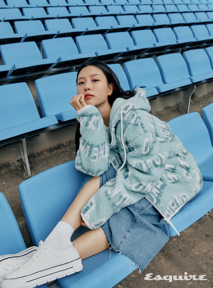 민트 플리스 재킷, 슈즈 모두 NFL. 데님 스커트, 삭스 모두 스타일리스트 소장품.