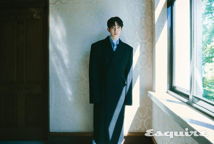 코트, 실크 셔츠, 터틀넥 니트 톱, 실크 팬츠 모두 프라다.
