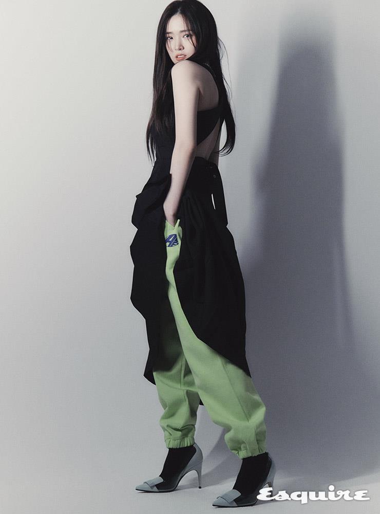 블랙 원피스 비뮈에트. 스웨트 팬츠 아더에러. 그린 스틸레토 힐 세르지오 로시. 삭스 스타일리스트 소장품.