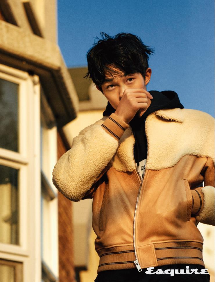 베이지색 시어링 블루종 460만원, 검은색 후디 114만원, 검은색 팬츠 가격 미정 모두 지방시. 