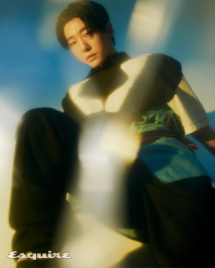 톱, 스카프, 팬츠, 슈즈 모두 버버리. 이어링 헤이. 네크리스, 브레이슬릿, 링 모두 센티멍.