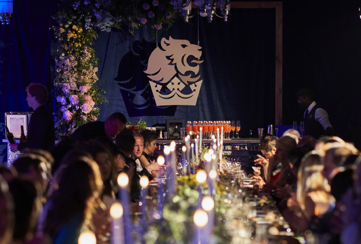 타워 오브 런던에서 열린 로얄살루트 파티 연회의 현장. 전 세계 프레스와 VVIP 그리고 잉글랜드와 스코틀랜드의 귀족들이 모였다.