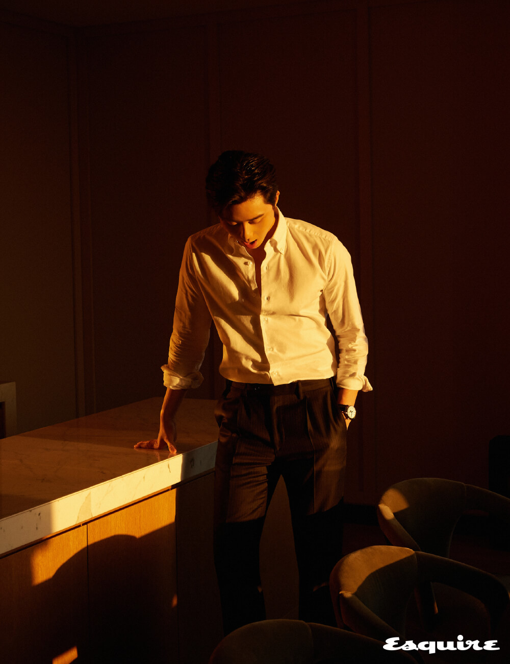 빨간 초승달 모양의 핸즈로 날짜를 표시하는 ‘스타 레거시 문페이즈’ 528만원 몽블랑. 셔츠 오리앙 by 샌프란시스코 마켓. 바지 TBRM by 샌프란시스코 마켓.