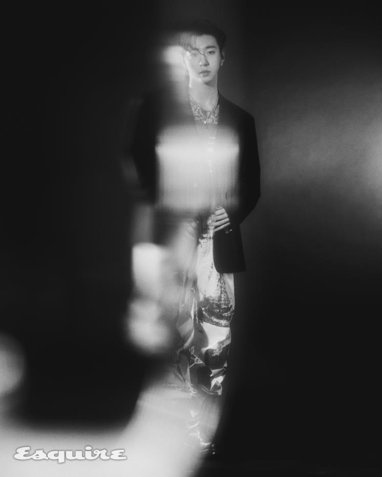 재킷, 톱 모두 프라다. 팬츠, 네크리스 오프화이트. 이어링 블랙 퍼플. 슈즈 후망.