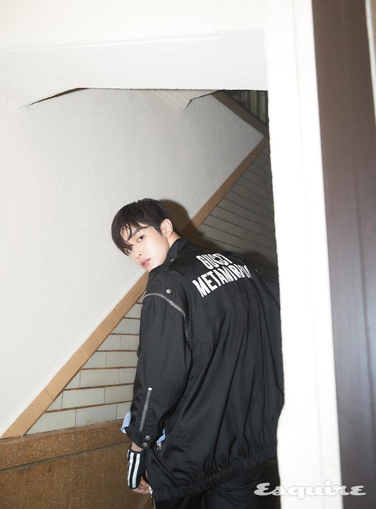 프린트 디테일의 나일론 캔버스 블루종, 옥스퍼드 셔츠, 지퍼 디테일의 나일론 캔버스 팬츠, 머프스 모두 구찌.