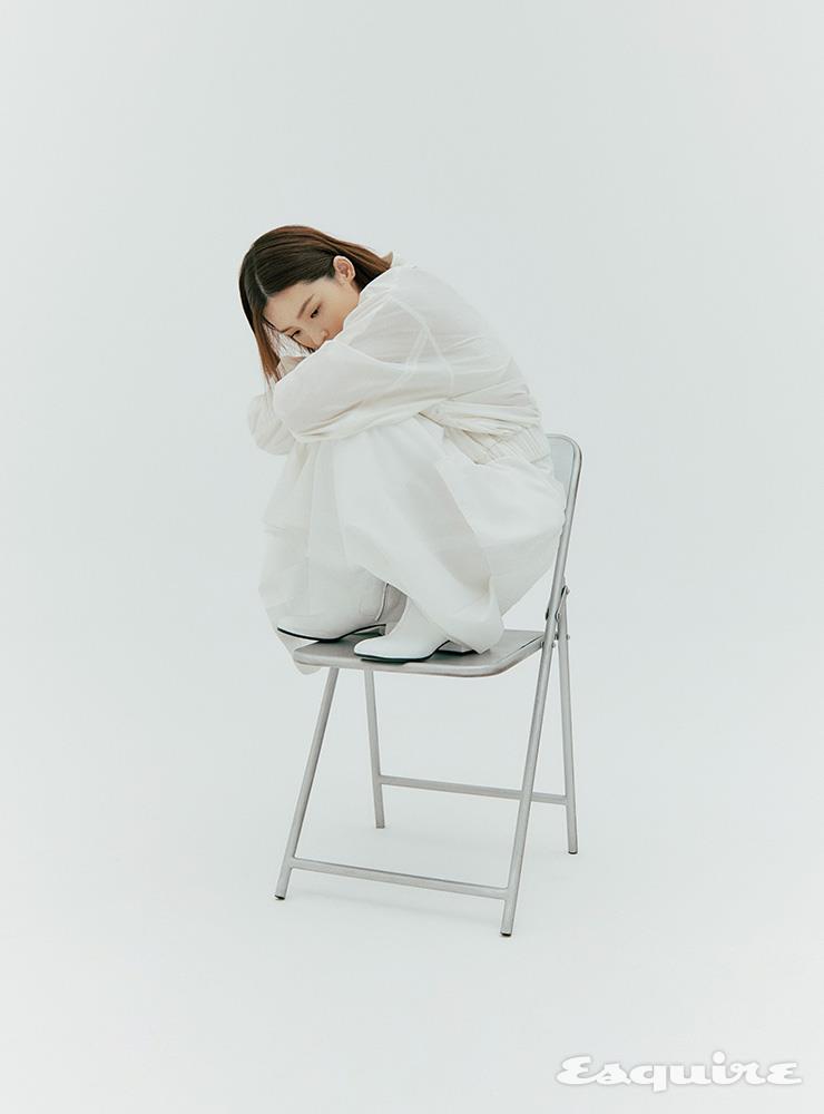 재킷 제이쿠. 스커트 프롬웨얼. 부츠 프라다.