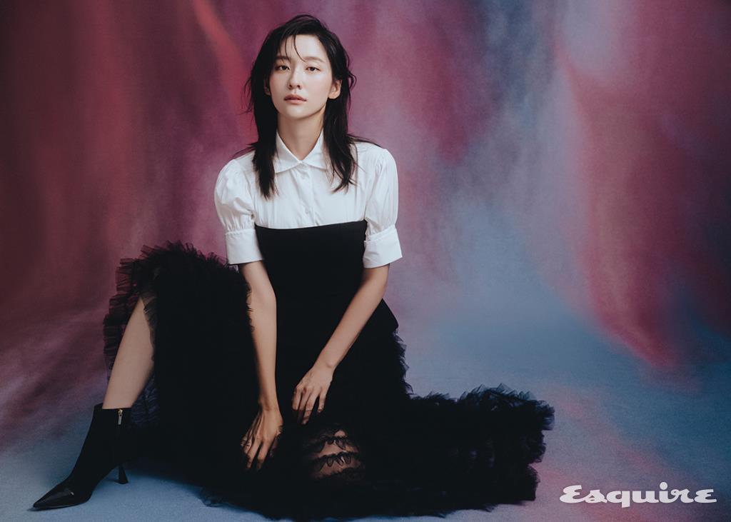 화이트 셔츠, 블랙 스커트, 뷔스티에 모두 디올. 앵클부츠 지미추.