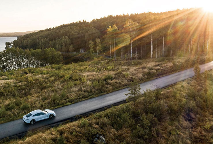 전기차 시장에 도전하는 포르쉐 타이칸