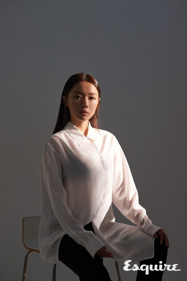 실크 블라우스, 울 바지 모두 에이벨.