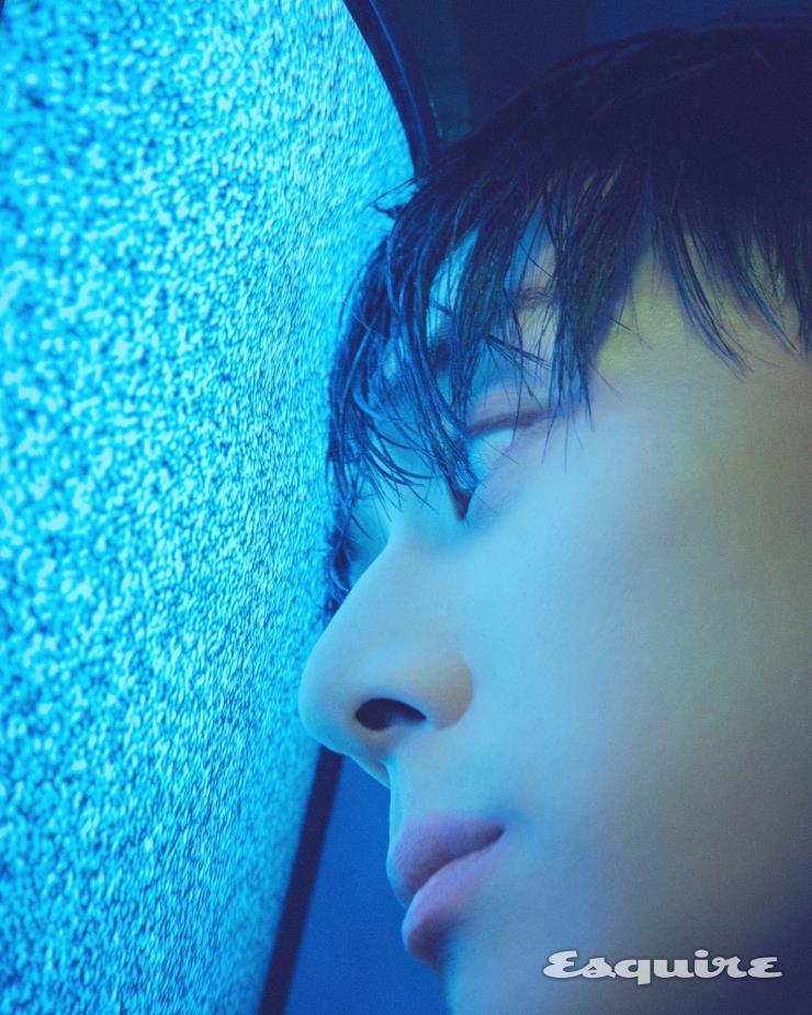 재킷, 목걸이 모두 오프 화이트. 팬츠 정구철.