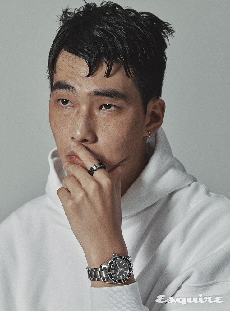 후드 티셔츠, 로고 링 모두 가격 미정 발렌시아가. 세이코 스포츠 2백20만원 세이코.