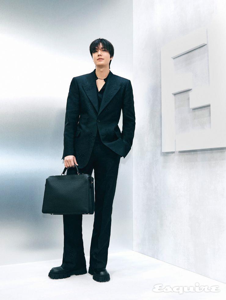 이민호는 이번 쇼에 참석하며 펜디 2024 S/S 컬렉션의 블랙 자카르 재킷과 트라우저, 바게트 네크리스를 착용하고 블랙 컬러의 피카부 아이씨유 미디엄 백으로 포인트를 줬다.