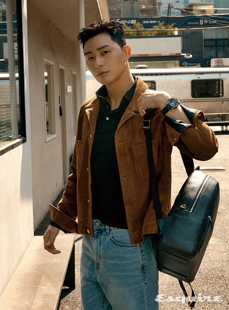 빙하와 얼음을 연상시키는 딥 블루와 화이트의 조화, 그리고 두 개의 반구 형상이 특징인 몽블랑 1858 지오스피어 블루 42mm 오토매틱 무브먼트 754만원, 프런트 지퍼 포켓과 패딩 처리된 숄더 스트랩의 마이스터스튁 소프트 그레인 미디엄 백팩 151만원 모두 몽블랑. 재킷 폴스미스. 셔츠 라르디니. 팬츠 스타일리스트 소장품.
