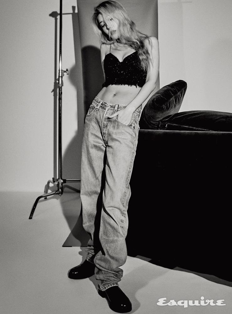 톱 알렉산더 왕. 데님 팬츠 스타일리스트 소장품. 구두 8 by 육스. 