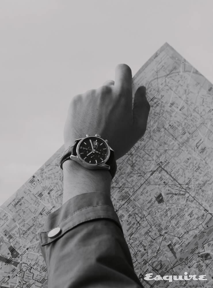 TAG HEUER 까레라 칼리버 16, 41mm 폴리시드 스틸, 파란색 악어가죽 스트랩, 514만원. 회색 블루종 루이비통.
