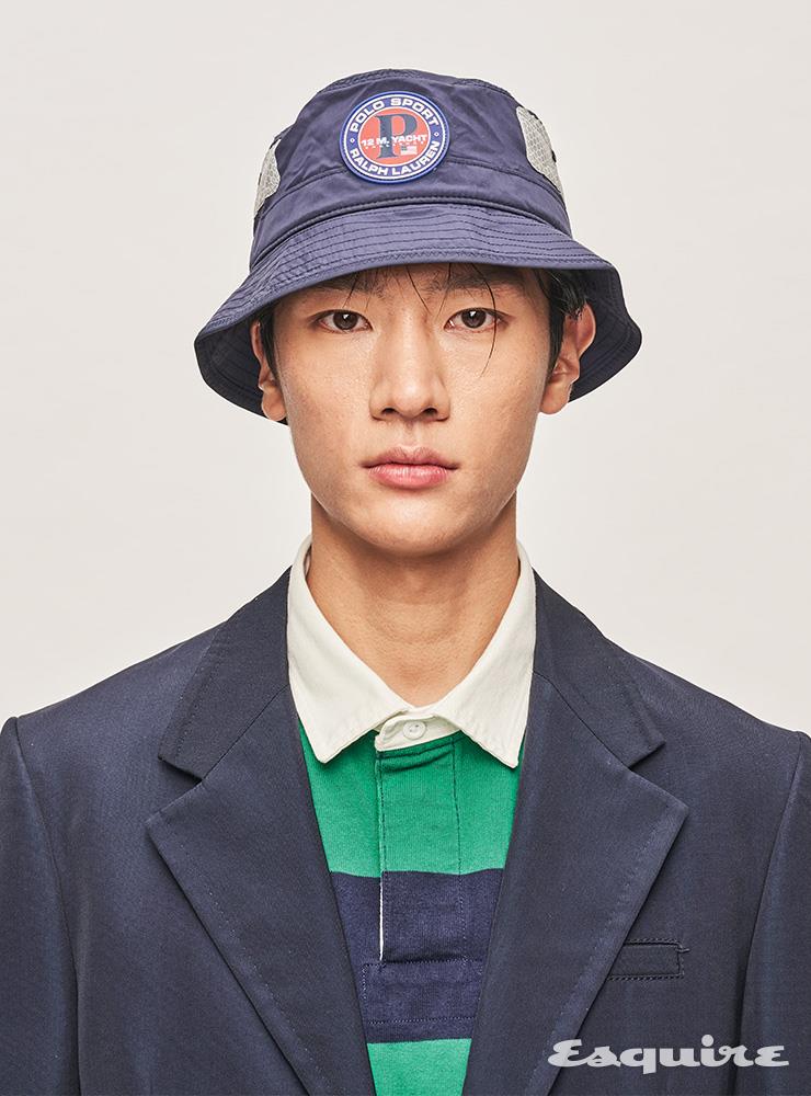 네이비 슈트 가격 미정 살바토레 페라가모. 그린 스트라이프 럭비 셔츠 18만9000원, 버킷 해트 가격 미정 모두 폴로 랄프 로렌.