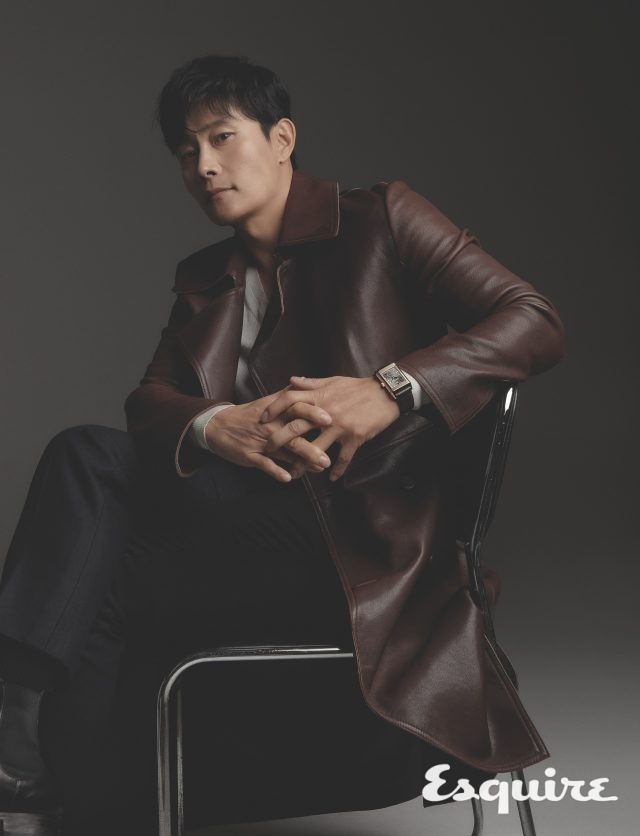 클래식한 디자인이 돋보이는 시계로 앞뒤 면의 서로 다른 두 개의 다이얼이 특징인 리베르소 트리뷰트 듀오페이스 라지 예거 르쿨트르. 가죽 트렌치코트 김서룡. 니트 톰 포드. 바지 PT01.