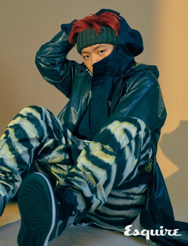 코트 네이버후드. 티셔츠 노스페이스. 바지 스톤 아일랜드. 운동화 나이키. 헤어밴드 스타일리스트 소장품.