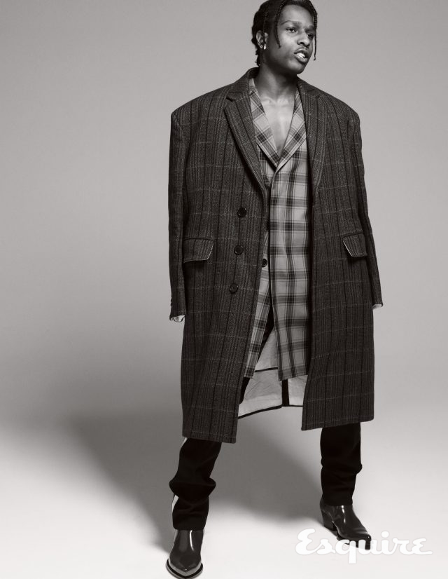 진한 회색 오버사이즈 코트 2330파운드, 안에 입은 체크 코트 1230파운드, 바지 610파운드, 부츠 910파운드 모두 캘빈클라인 205W 39NYC.