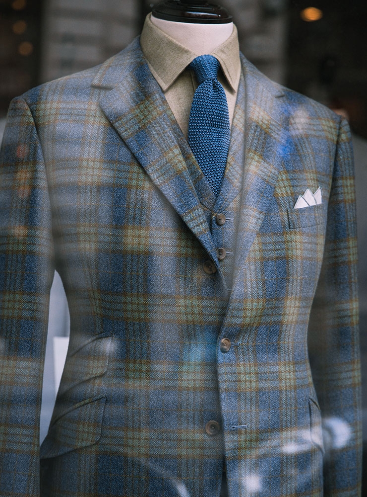 브리티시 슈트를 이루는 특징, 도톰하게 솟은 로프트 숄더와 날렵한 허리선, 탄탄한 가슴판이 돋보인다.