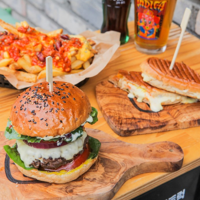 @the100foodtruck