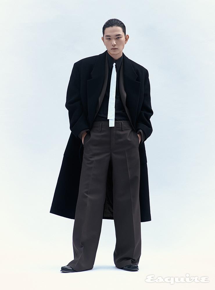 더블브레스트 코트 가격 미정 피어 오브 갓 X 제냐. 재킷, 플레어 팬츠 모두 가격 미정 르메르. 슬리브리스 셔츠 가격 미정 프라다. 로퍼, 타이 모두 가격 미정 루이 비통.