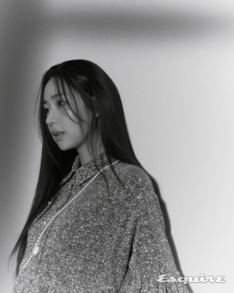 프릴 디테일 드레스 비뮈에트. 펄 네크리스 파나쉬 차선영.