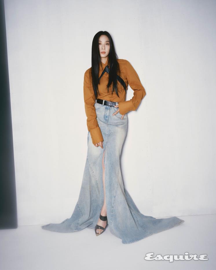 셔츠 비비안 웨스트우드. 데님 스커트 ych. 하네스 벨트 알라이아. 슈즈 쥬세페 자노티.