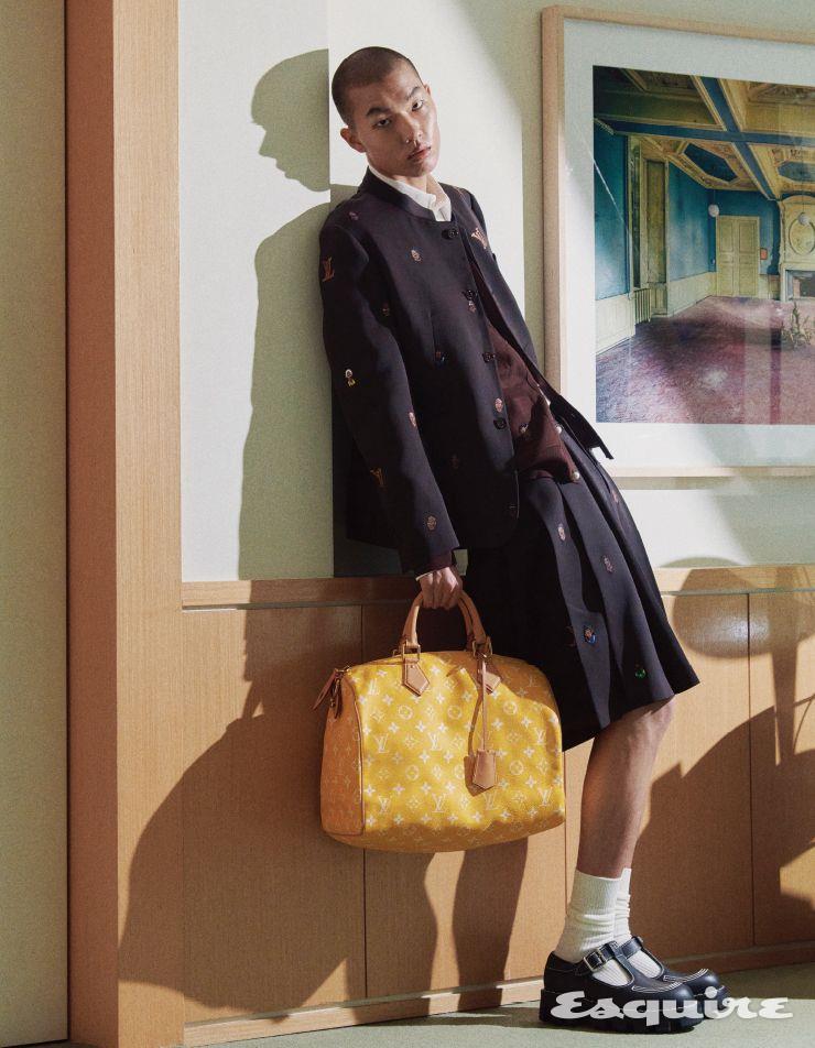 엠브로이더드 재킷, 카디건, 셔츠, 플리츠 쇼츠, LV 체커 메리 제인 슈즈, 스피디 P9 40 모두 가격 미정 루이 비통.