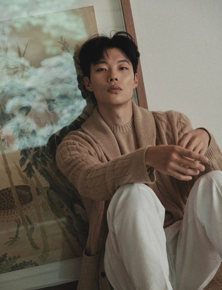 케이블 니트 캐시미어 카디건, 캐시미어 크루넥 스웨터, 화이트 팬츠 모두 폴로 랄프 로렌.