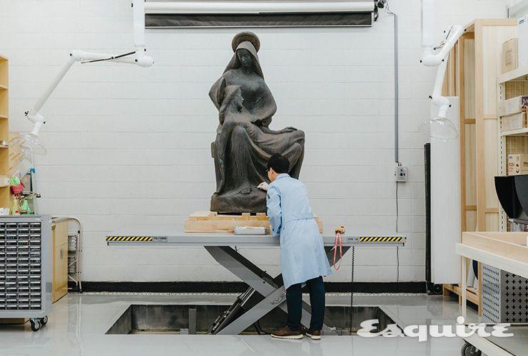 국내 220여 개 국·공·사립 미술관 중 보존과학 시설이나 전문 인력을 갖춘 기관은 국립현대미술관, 대전시립미술관, 광주시립미술관, 삼성 리움미술관 네 곳뿐이다. 이에 국립현대미술관은 2019년부터 보존과학 측면에서 공·사립 미술관 지원 사업을 시행 중이다. 사진 속 작품은 지원 대상작인 모란미술관 소장품 <피에타>. 광화문광장의 이순신 장군 동상을 만든 김세중 작가의 작품이다. 청동 소재 조각에 페인트칠을 했다. 변색을 가리기 위한 행위로 보인다. 페인트칠을 벗겨낸 후 어떤 색상으로 보존 처리를 할지, 최대한 작가의 의도와 작품 원형에 맞는 색을 찾기 위해 리서치와 테스트 중이다.