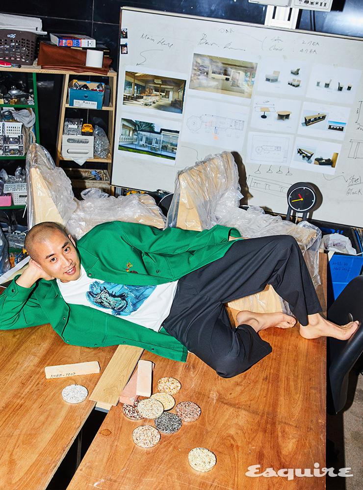 그린 아우터형 셔츠, 프린트 티셔츠, 와이드 팬츠 모두 타임옴므.