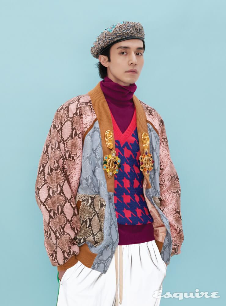 니트 디테일의 멀티컬러 파이톤 소재 보머 재킷, 브이넥 울 스웨터, 캐시미어 터틀넥 니트, 웹과 파이핑 디테일의 스트레치 저지 팬츠, GG 모티프의 시퀸 베레모, 귀 모티프 브로치, GG 로고 메탈 브로치 모두 구찌. 