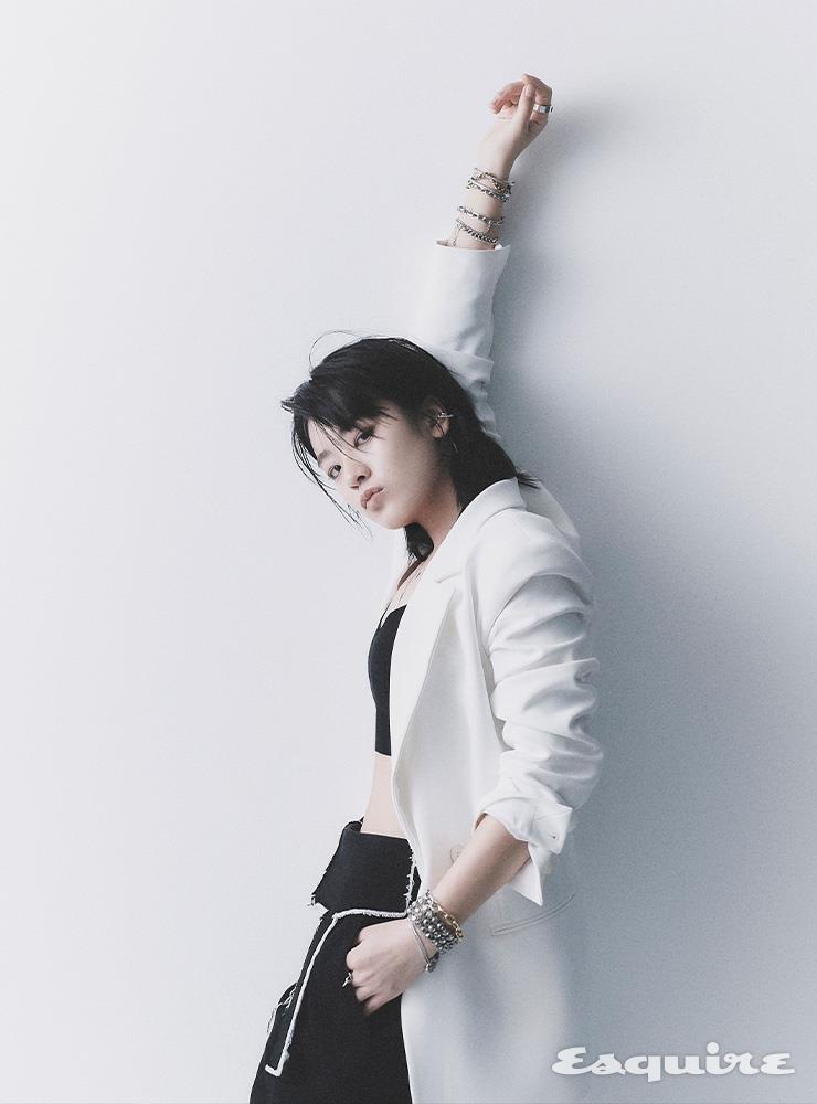 화이트 재킷 끌로디피에로. 블랙 팬츠 마뗑킴. 니트 톱 에트로. 큐빅 레이어 팔찌 베루툼. 체인 팔찌 모두 센티멍.
