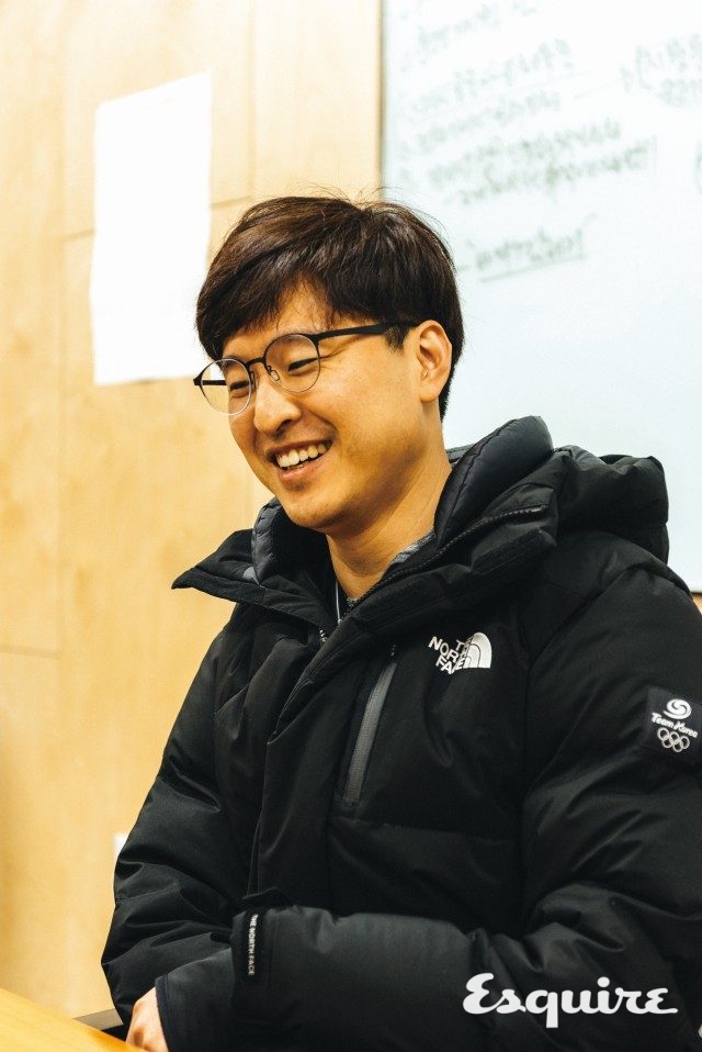 경북컬링훈련원을 찾았다가 우연히 장반석을 만났다. 장반석은 예정에 없던 인터뷰임에도 “멀리까지 오셨으니까”라면서 소중한 시간을 내주었다. 훈련원 안의 현수막에는 이미 이들의 방향성이 적혀 있었다. 선진 컬링 문화를 향하여.