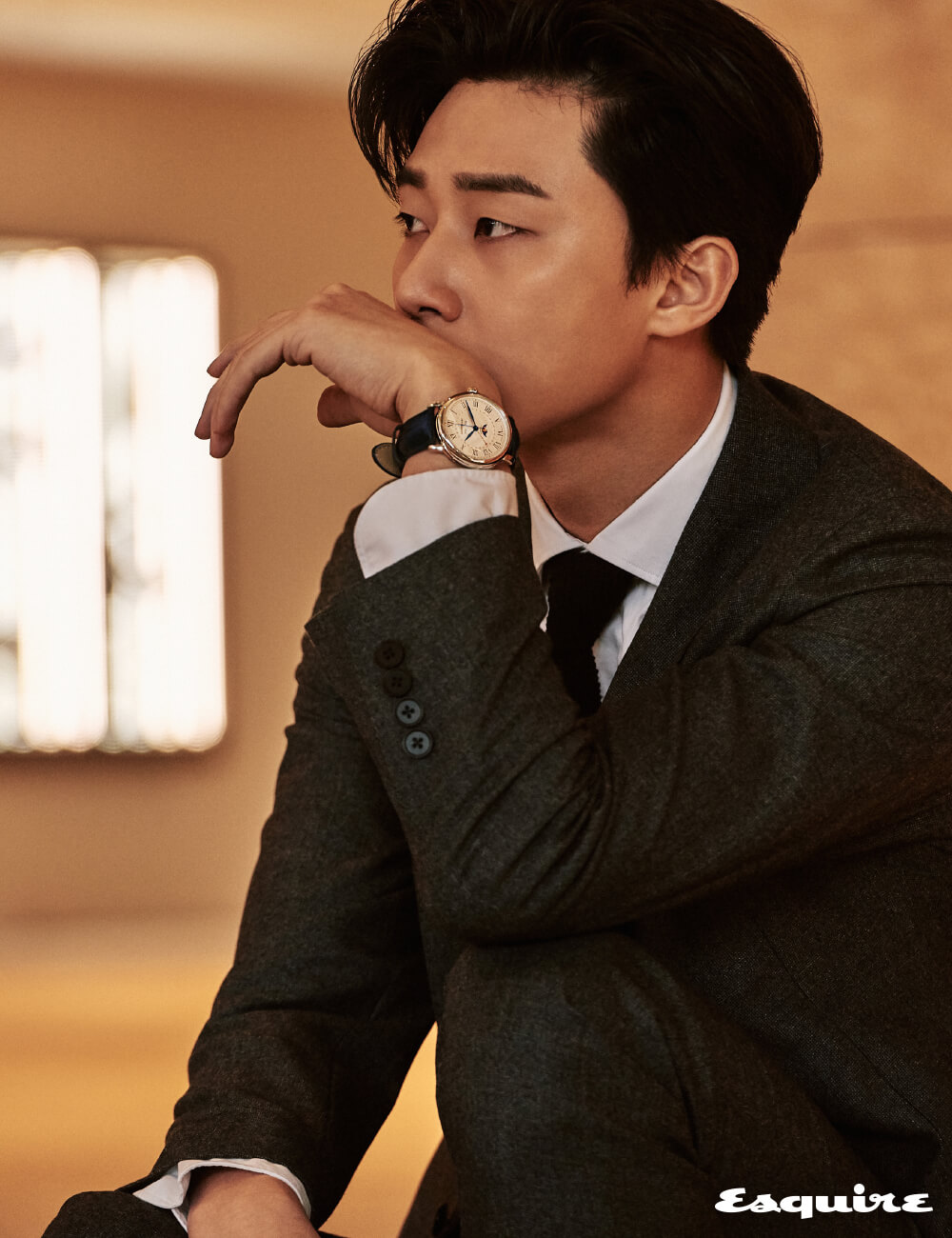 6시 방향에 문페이즈가 자리하고 월과 요일, 날짜 확인이 가능한 ‘스타 레거시 풀 캘린더’ 568만원 몽블랑. 슈트 TBRM by 샌프란시스코 마켓. 셔츠 오리앙 by 샌프란시스코 마켓. 타이 스타일리스트 소장품.