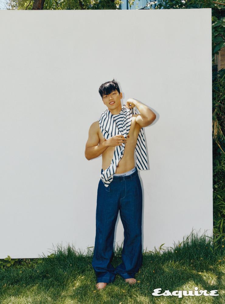 스트라이프 톱 로에베. 팬츠 르917옴므(Le17Septembre). 언더웨어 돌체앤가바나.