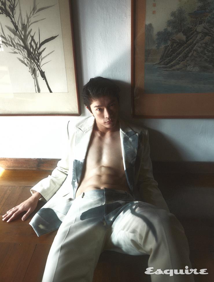 오키드 프린트 더블브레스티드 재킷 550만원대, 시가렛 팬츠 250만원대 모두 알렉산더 맥퀸. 스파이크 이어링 가격 미정 아크네 스튜디오.