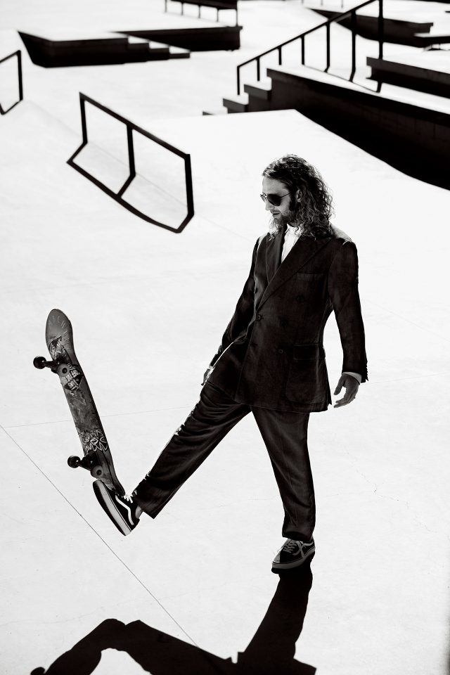 재킷 4995달러, 셔츠 695달러, 바지 895달러 모두 랄프 로렌 퍼플 라벨. 운동화 60달러 반스. 선글라스 150달러 폴로 랄프 로렌.