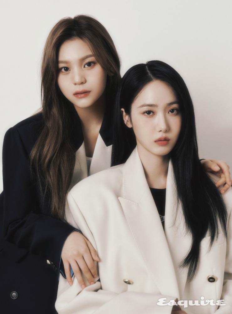 (엄지) 재킷 잉크. 톱 마뗑킴. (신비) 재킷 YCH. 티셔츠 리.