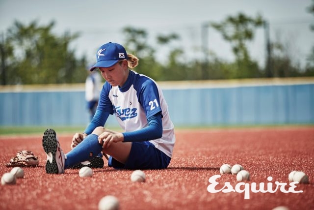 21 한지윤 / 내야수, 1998년생“공이 배트 가운데를 ‘탕’ 맞고 나갈 때 속이 시원해요. 슬럼프인 요즘 자신감이 필요한데…. 키요? 180cm. 팀에서 제일 커요. 아, 그러니 자신감을 가져야겠네요.”