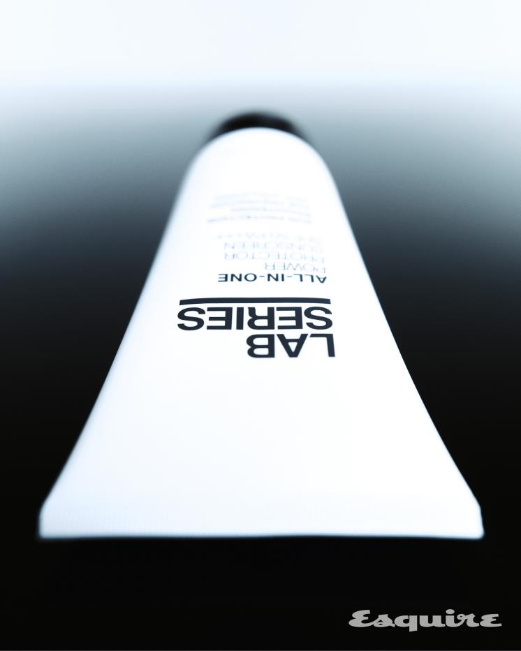 올인원 파워 프로텍터 선스크린 SPF50 PA+++: 백탁 현상 없는 산뜻한 텍스처가 피부에 가볍게 밀착되어 자외선으로부터 피부를 보호해줍니다.