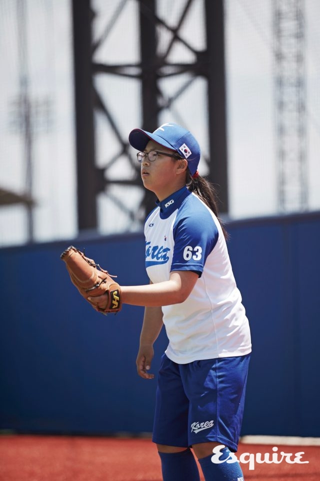 63 이지혜 / 투수, 2002년생“ 국가대표 됐다고 했을 때 친오빠가 ‘잘하면 얼마나 잘해서 국가대표가 됐겠어’ 하다가 제 경기를 보고 놀랐대요. 그 후부터 우리 집에서 제일 대단하다고 하더라고요.”