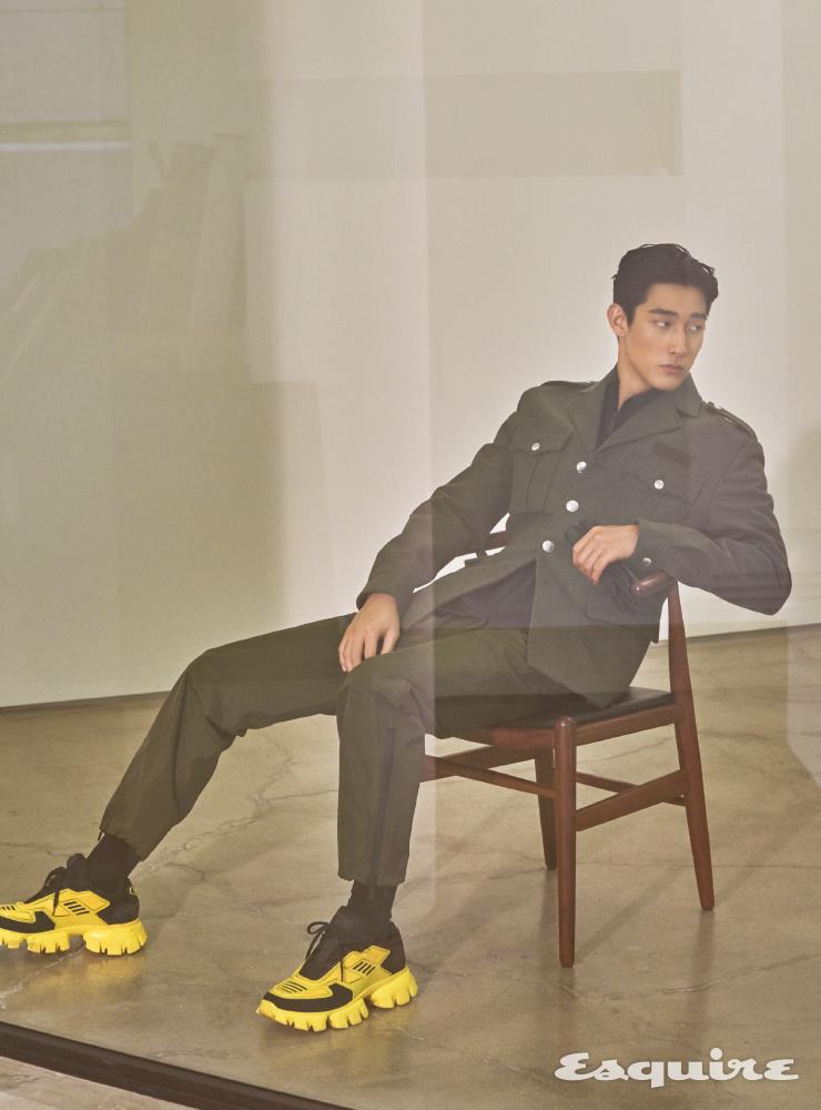 밀리터리 재킷, 집업 셔츠, 조거 팬츠, 클라우드버스트 선더 니트 스니커즈 모두 가격 미정 프라다. 