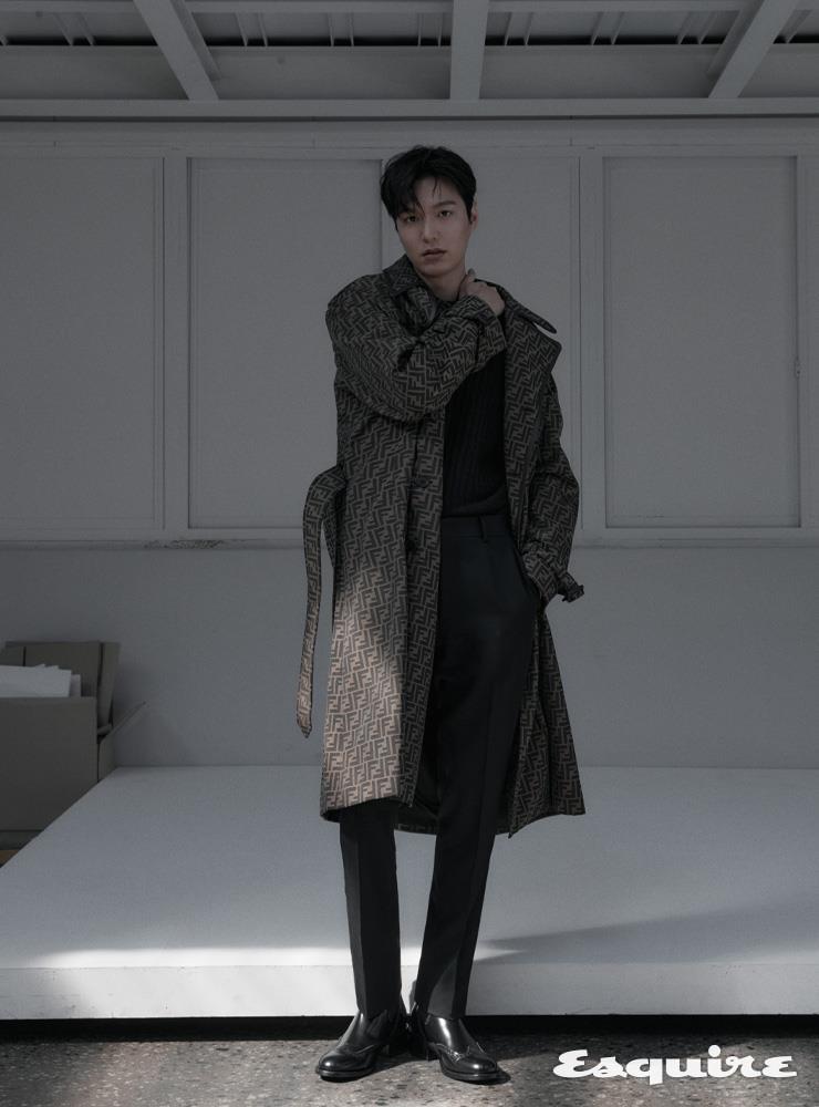 FF 자카르 패브릭 소재의 클래식 라펠 더블브레스티드 트렌치코트, 컷아웃 디테일 니트 톱, 레귤러 핏 팬츠, 힐 부분에 메탈 펜디 오’락 디테일을 장식한 첼시 부츠, 메탈 펜디 오’락 모노그램 장식의 펄 소재 브레이슬릿 모두 펜디.
