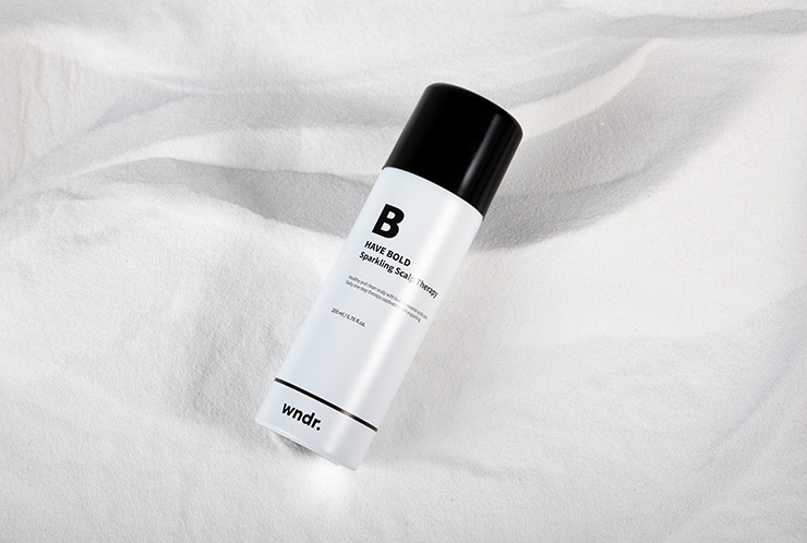 두피 냄새 제거에 도움을 주는 스프레이 제품. 헤브 볼드 스파클링 스켈프 테라피 200ml 21,900원.