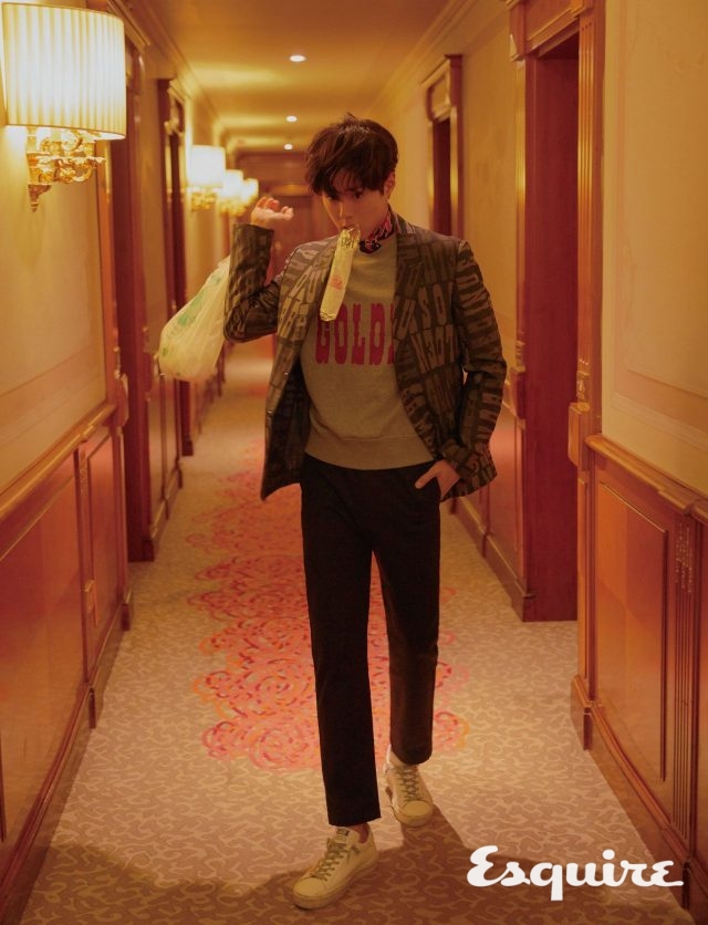 자카르 레터링 재킷, 레터링 스웨트 셔츠, 코튼 팬츠, 화이트 하이스타 스니커즈, 스카프 모두 골든구스 디럭스브랜드.