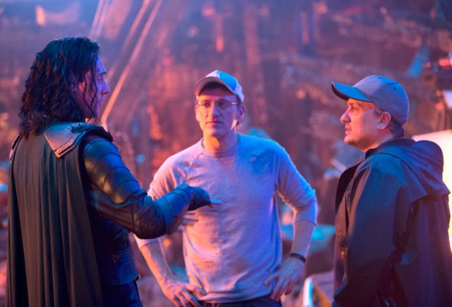 그래서 점심 메뉴는?조·앤서니 루소 형제가  촬영장에서 로키 역의 톰 히들스턴에게 연기를 지도하는 모습.